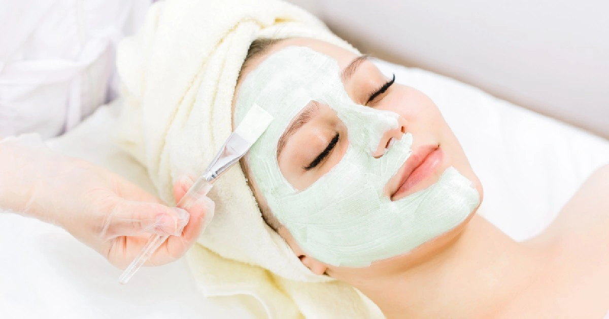 WomenreceivingfacialtreatmentinDenverCO